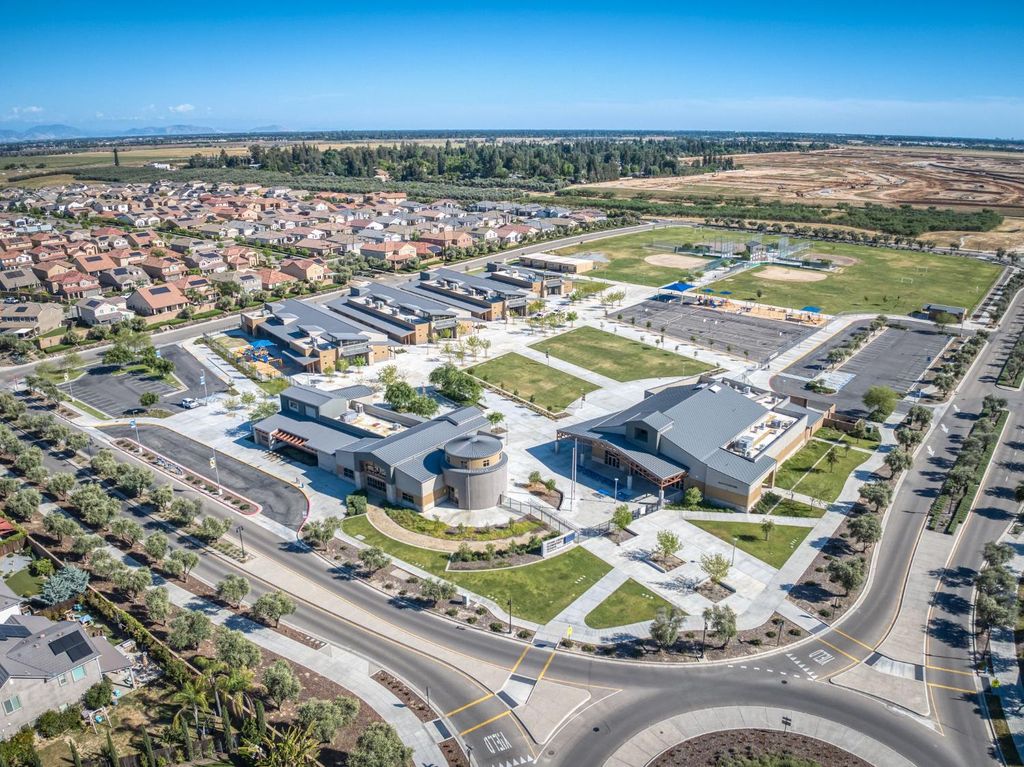 Image 64 of property listing at 638 Mesa Dr S, Madera, CA 93636