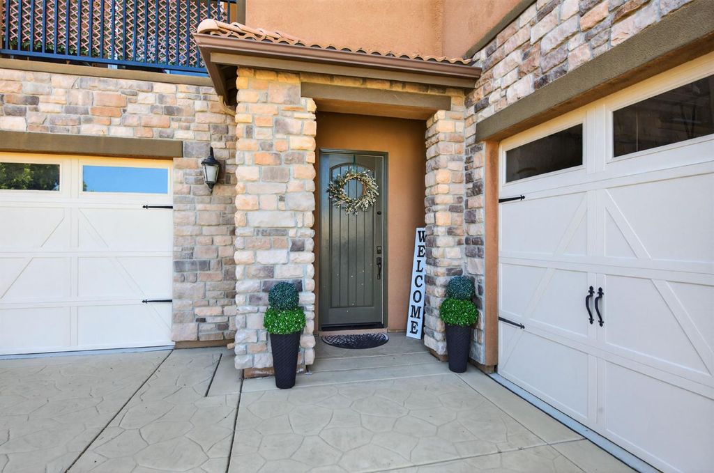 Image 7 of property listing at 638 Mesa Dr S, Madera, CA 93636