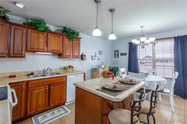 55 Bridgewater Lane B, Highland, IL 62249