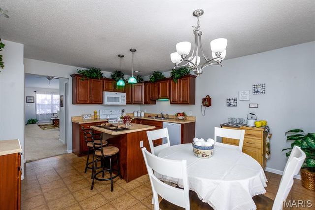 55 Bridgewater Lane B, Highland, IL 62249