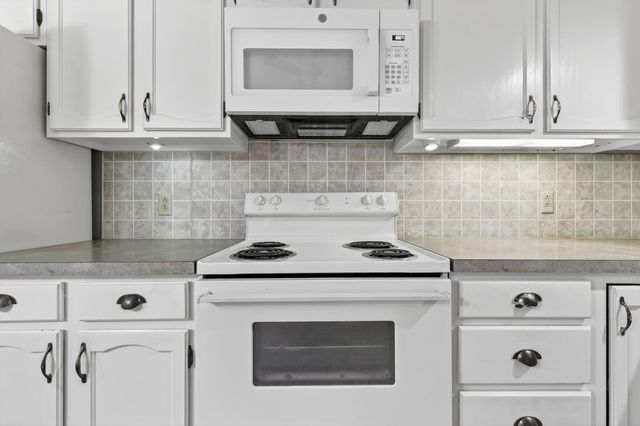 23 Meadowpond Drive, Perrysburg, OH 43551