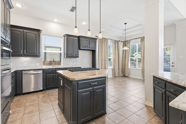 2223 Grizzly Run Lane, Euless, TX 76039