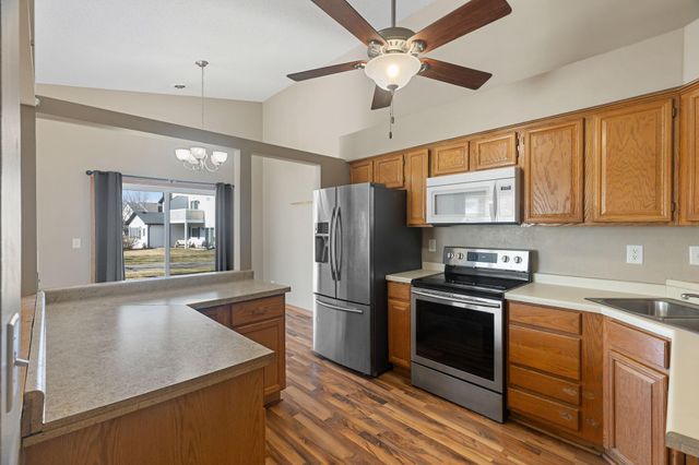 3637 Gershwin Lane N, Oakdale, MN 55128