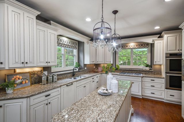 605 Thornwood Drive, Naperville, IL 60540