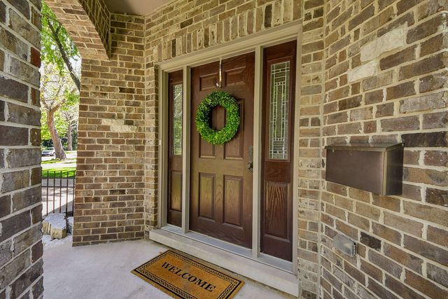 605 Thornwood Drive, Naperville, IL 60540