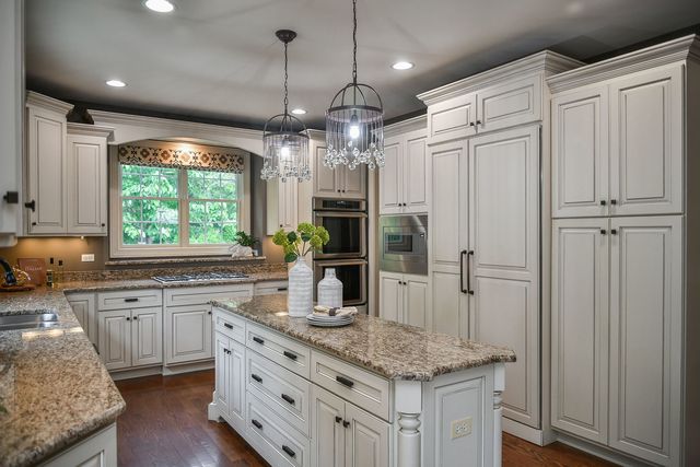 605 Thornwood Drive, Naperville, IL 60540
