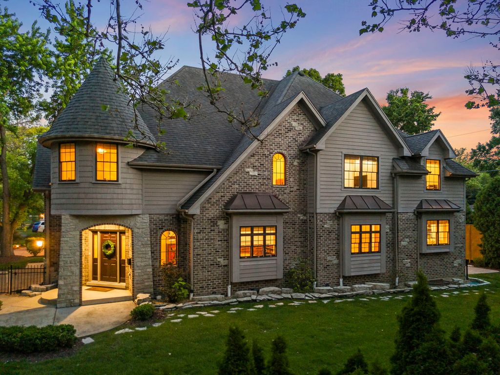 605 Thornwood Drive, Naperville, IL 60540
