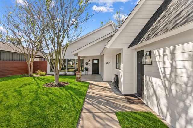 489 Schneider ST, Giddings, TX 78942