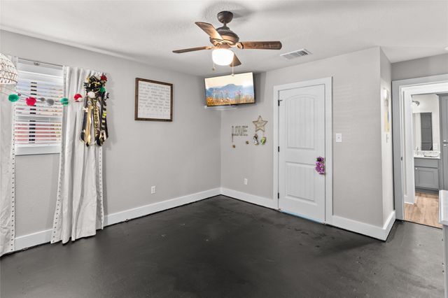 489 Schneider ST, Giddings, TX 78942