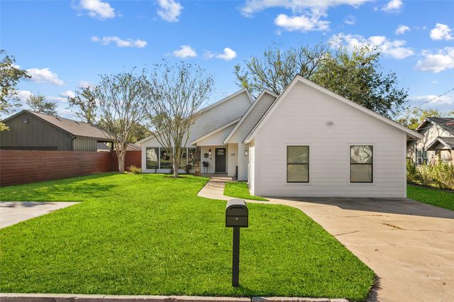 489 Schneider ST, Giddings, TX 78942