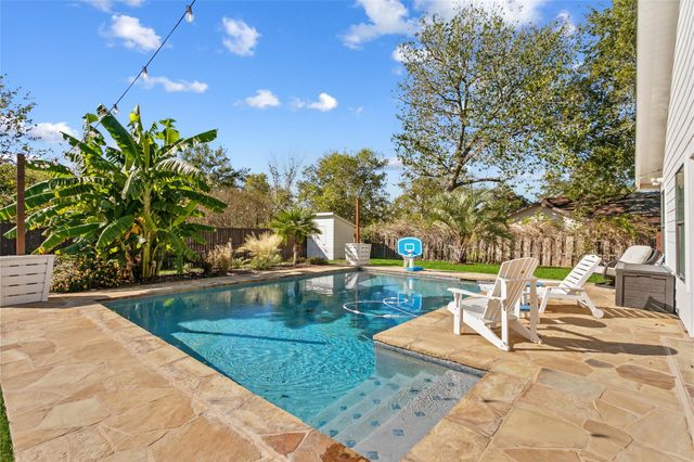 489 Schneider ST, Giddings, TX 78942