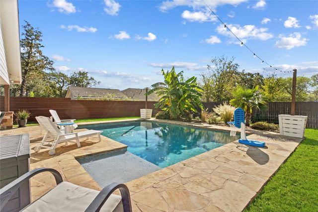 489 Schneider ST, Giddings, TX 78942