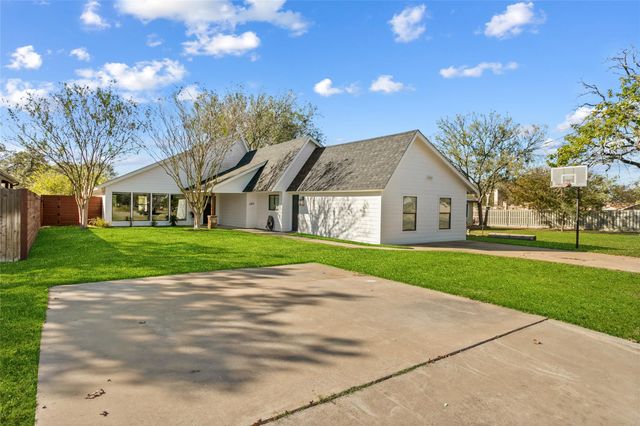 489 Schneider ST, Giddings, TX 78942
