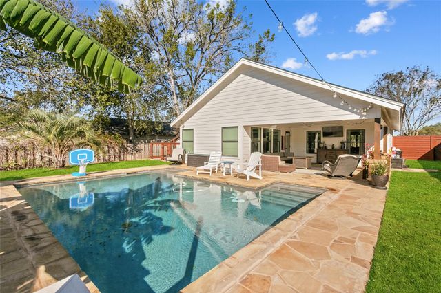 489 Schneider ST, Giddings, TX 78942