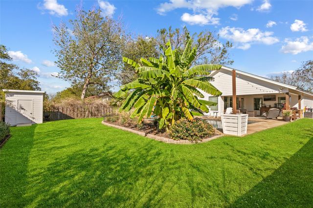 489 Schneider ST, Giddings, TX 78942