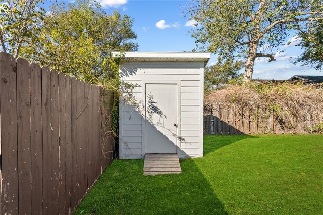 489 Schneider ST, Giddings, TX 78942