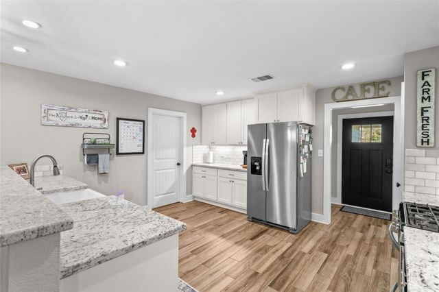 489 Schneider ST, Giddings, TX 78942