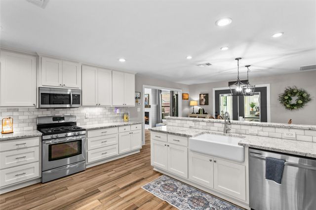 489 Schneider ST, Giddings, TX 78942