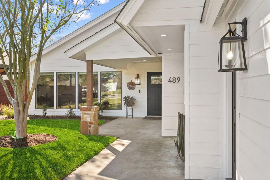 489 Schneider ST, Giddings, TX 78942