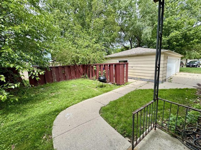 7328 W Honey Creek DRIVE, Milwaukee, WI 53219