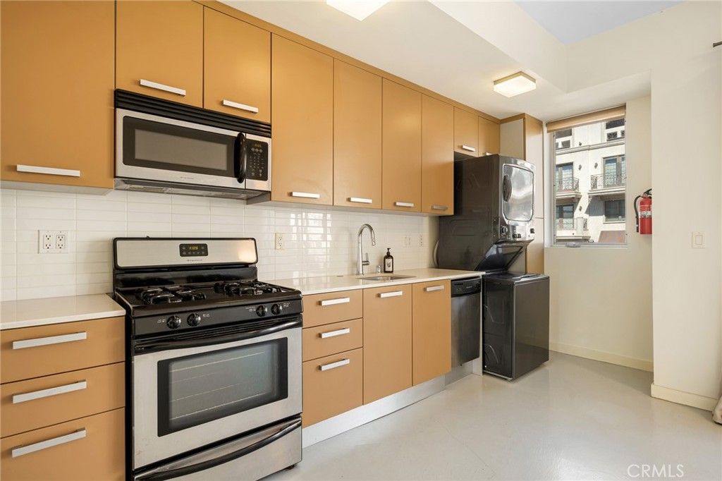 Image 10 of property listing at 217 S Marengo 304, Pasadena, CA 91101