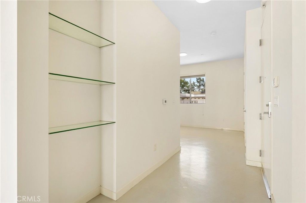 Image 13 of property listing at 217 S Marengo 304, Pasadena, CA 91101