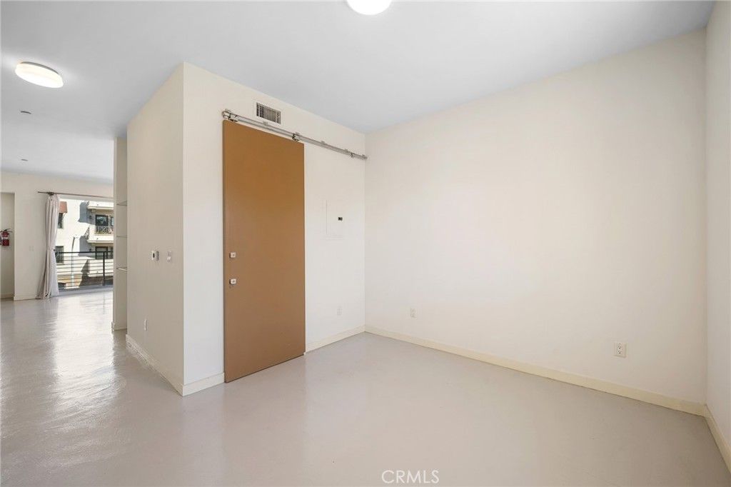 Image 15 of property listing at 217 S Marengo 304, Pasadena, CA 91101