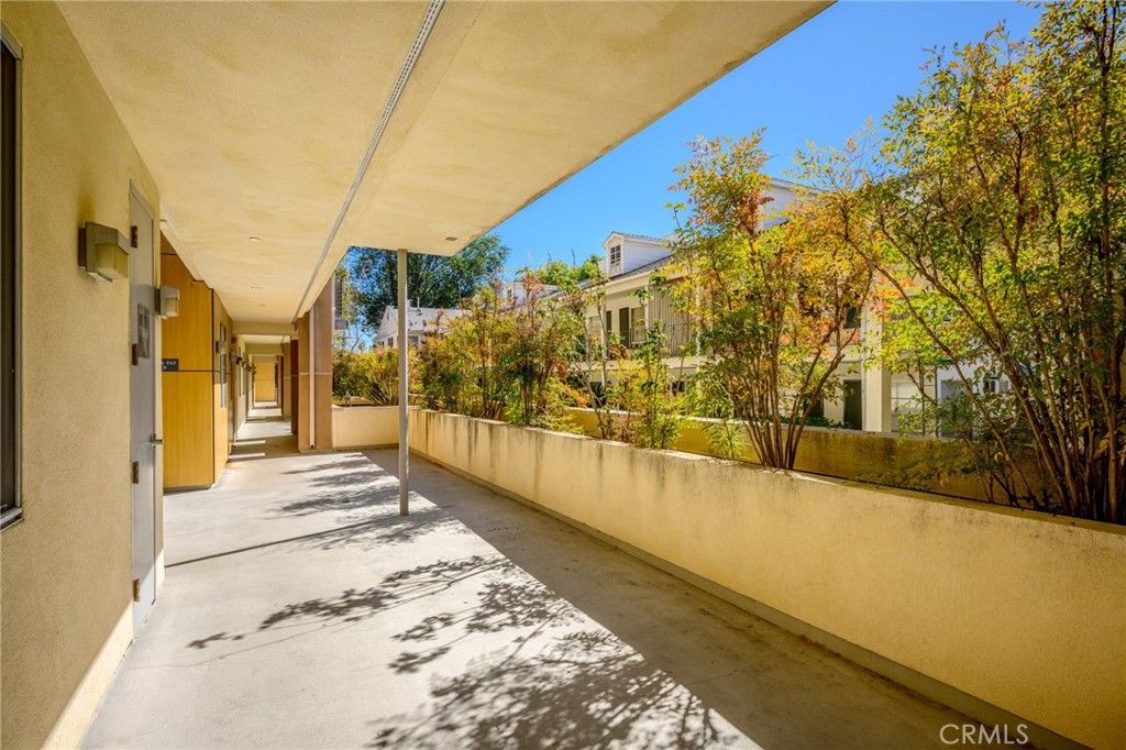 Image 23 of property listing at 217 S Marengo 304, Pasadena, CA 91101