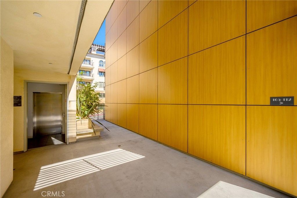 Image 25 of property listing at 217 S Marengo 304, Pasadena, CA 91101