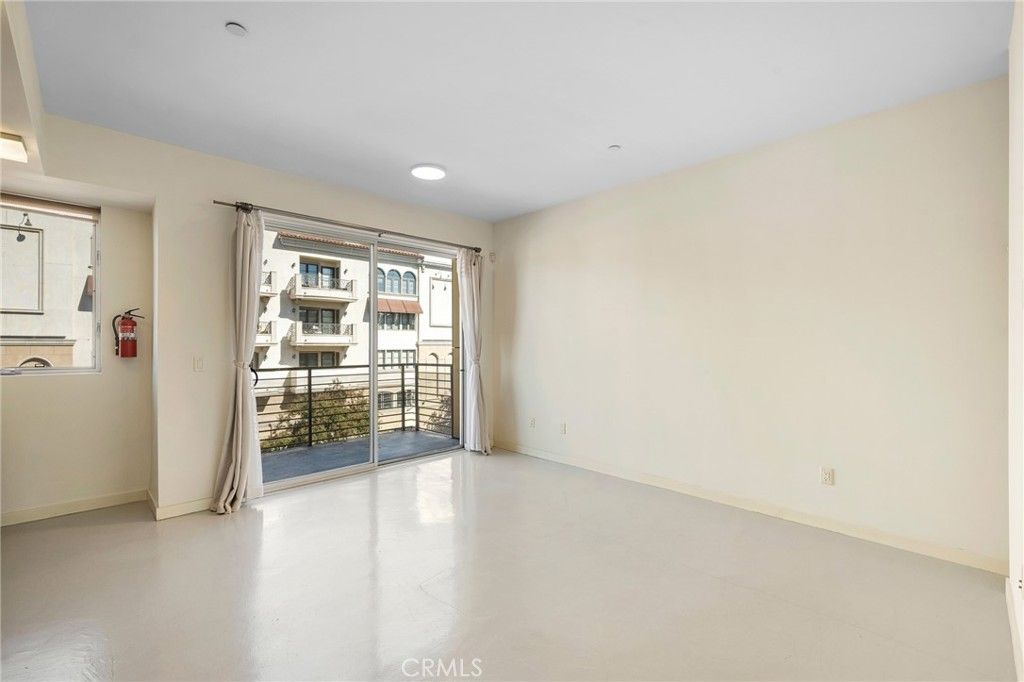 Image 5 of property listing at 217 S Marengo 304, Pasadena, CA 91101