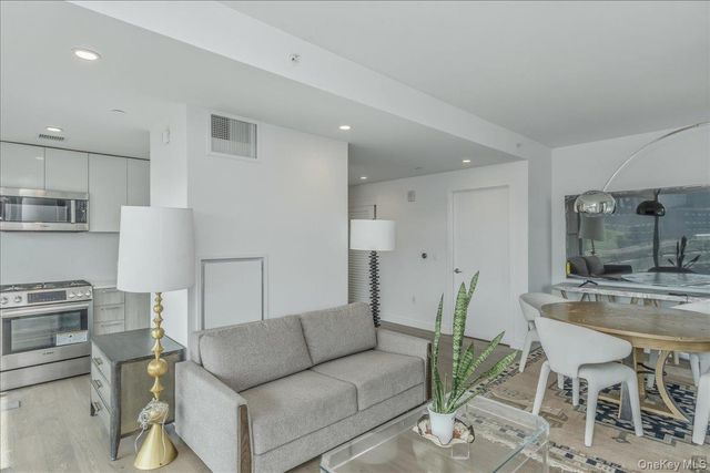 13103 40th Road 9N, Flushing, NY 11354
