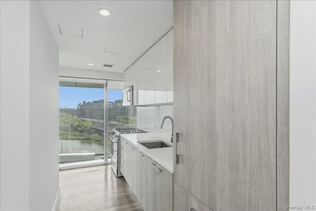13103 40th Road 9N, Flushing, NY 11354