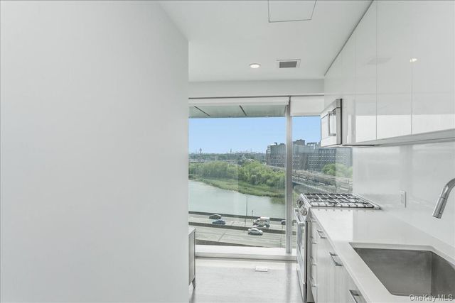 13103 40th Road 9N, Flushing, NY 11354