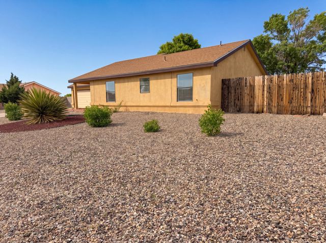 14 Milton Loop, Los Lunas, NM 87031