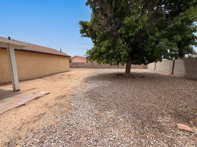 14 Milton Loop, Los Lunas, NM 87031