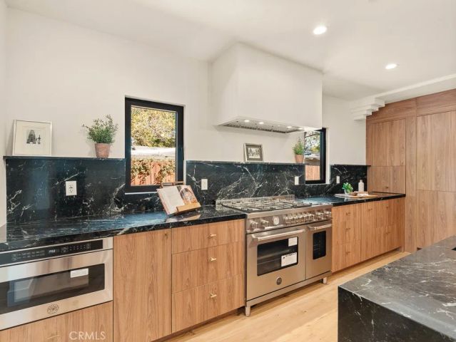 11911 Hartsook, Valley Village, CA 91607