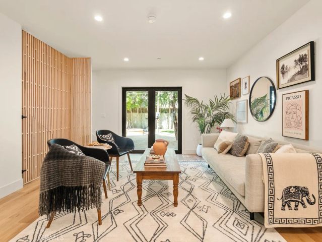 11911 Hartsook, Valley Village, CA 91607