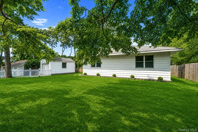 15 Oceanview Avenue, Farmingville, NY 11738