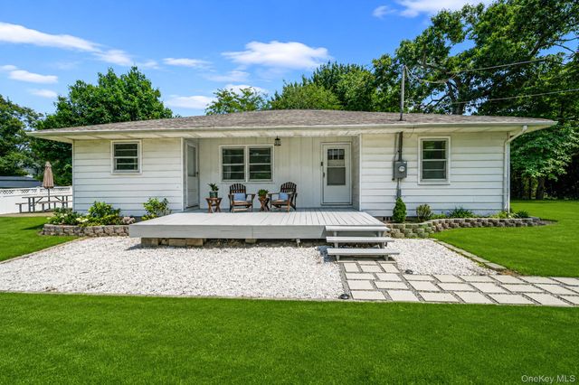 15 Oceanview Avenue, Farmingville, NY 11738