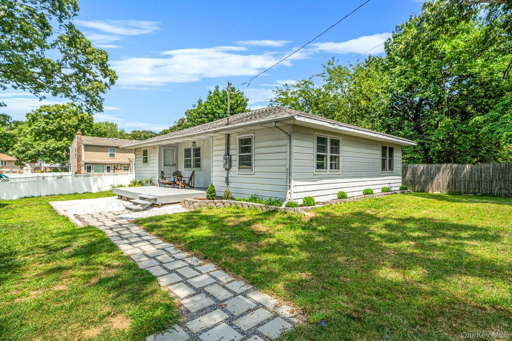 15 Oceanview Avenue, Farmingville, NY 11738