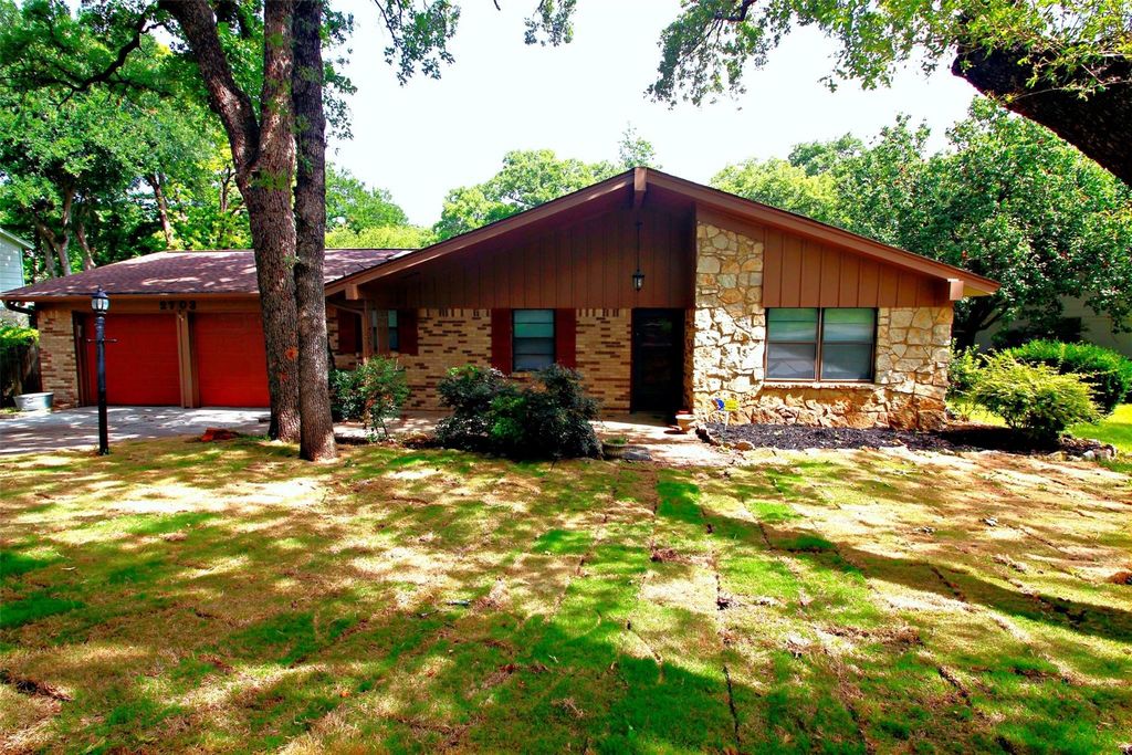 2703 Oak Cliff Lane, Arlington, TX 76012 — exterior