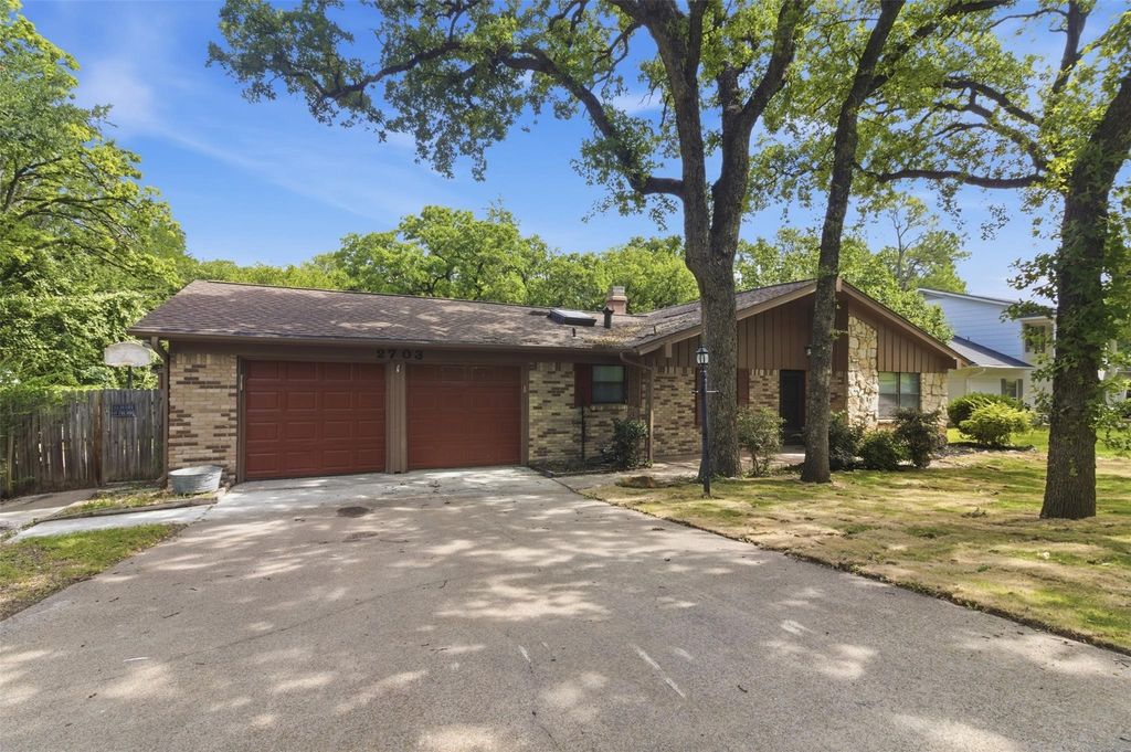 2703 Oak Cliff Lane, Arlington, TX 76012 — photo 2