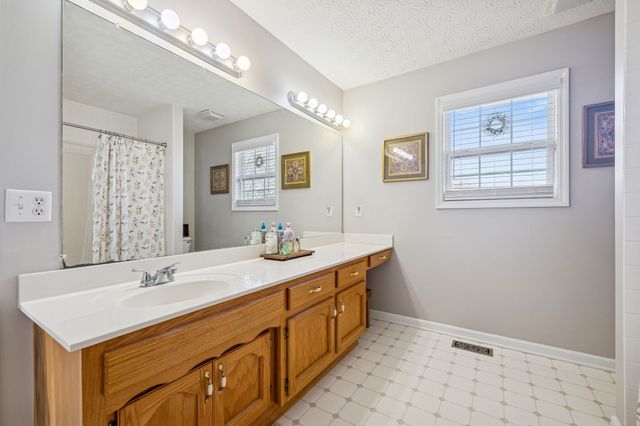 1705 Wynnewood Dr, Chapmansboro, TN 37035