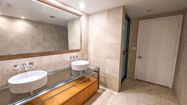 6000 Collins Ave 111, Miami Beach, FL 33140