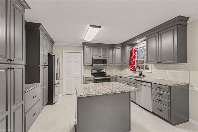 190 Scottsdale Lane, Clemmons, NC 27012