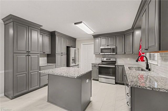 190 Scottsdale Lane, Clemmons, NC 27012