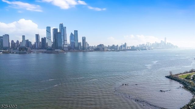 150 Henley Pl 404, Weehawken Twp., NJ 07086