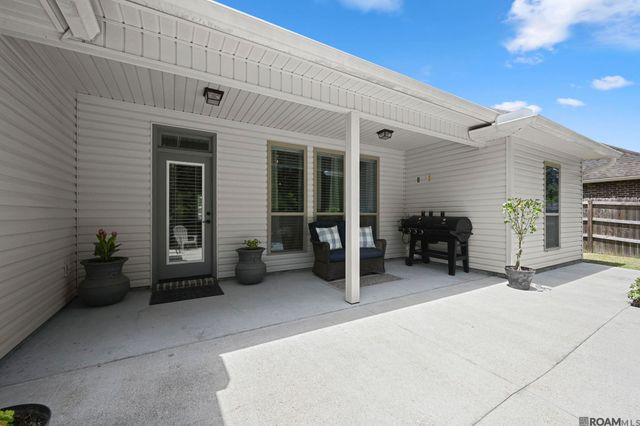 11376 Oak Run Dr, Geismar, LA 70734