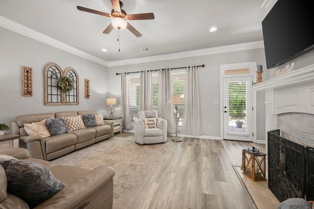 11376 Oak Run Dr, Geismar, LA 70734