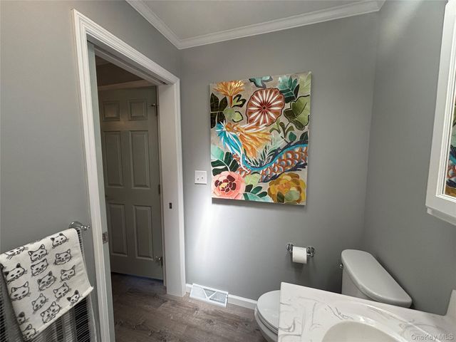 1661 Old Country 351B, Riverhead, NY 11901